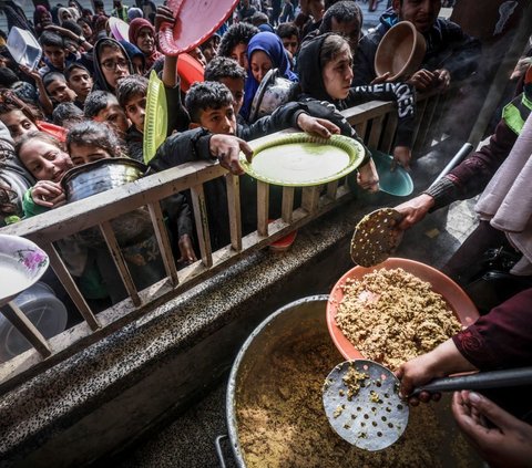 Kondisi warga Palestina yang mengungsi di Kota Rafah, Jalur Gaza bagian selatan, semakin memprihatikan. Mereka tak hanya berjuang menghindari serangan Israel, tetapi juga harus bertahan hidup di tengah krisis air dan makanan. Mohammed Abed/AFP