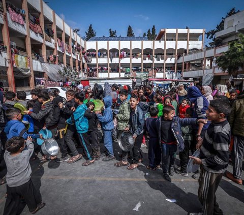 FOTO: Wajah Sedih Anak-Anak Palestina Kelaparan dan Berebut Jatah Makanan di Jalur Gaza