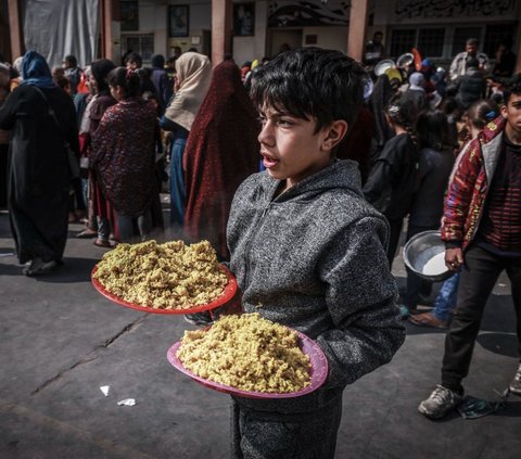 FOTO: Wajah Sedih Anak-Anak Palestina Kelaparan dan Berebut Jatah Makanan di Jalur Gaza