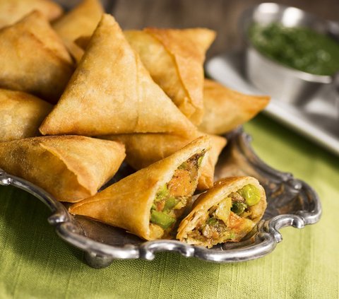 Gurih and Crispy Indian Samosa Snack Recipe