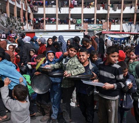 FOTO: Wajah Sedih Anak-Anak Palestina Kelaparan dan Berebut Jatah Makanan di Jalur Gaza