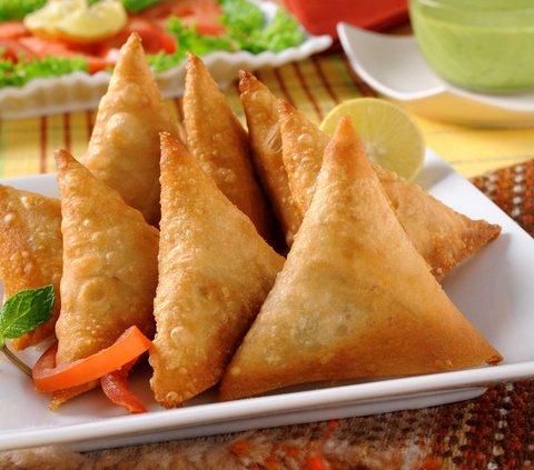 Gurih and Crispy Indian Samosa Snack Recipe