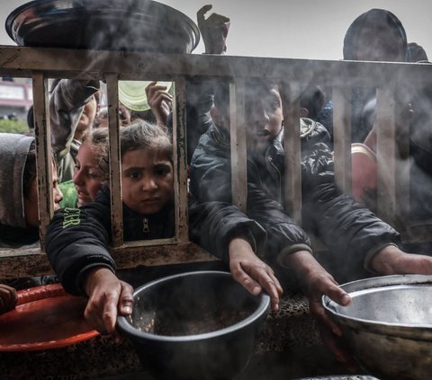 FOTO: Wajah Sedih Anak-Anak Palestina Kelaparan dan Berebut Jatah Makanan di Jalur Gaza