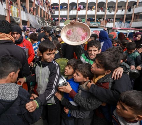 FOTO: Wajah Sedih Anak-Anak Palestina Kelaparan dan Berebut Jatah Makanan di Jalur Gaza