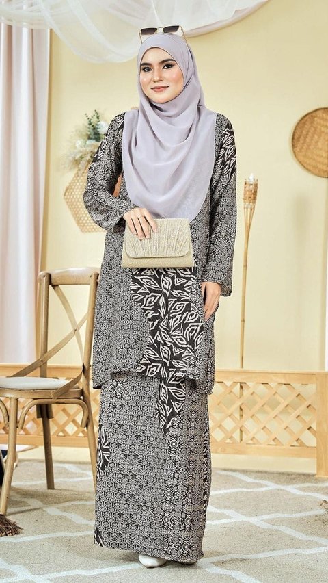 Baju Kurung Melayu dengan Paduan Motif Batik yang Terkesan Formal