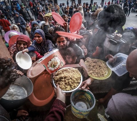 FOTO: Wajah Sedih Anak-Anak Palestina Kelaparan dan Berebut Jatah Makanan di Jalur Gaza