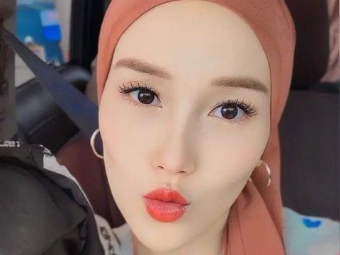 7 Potret Ayu Ting Ting Tampil dengan Kerudung Bergaya Turban, Netizen 'Masyaallah Super Cantik'