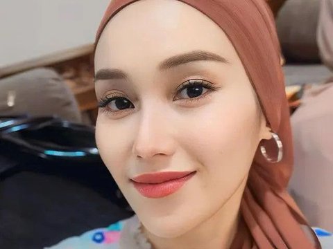 7 Potret Ayu Ting Ting Tampil dengan Kerudung Bergaya Turban, Netizen 'Masyaallah Super Cantik'