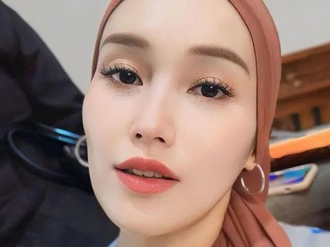 7 Potret Ayu Ting Ting Tampil dengan Kerudung Bergaya Turban, Netizen 'Masyaallah Super Cantik'