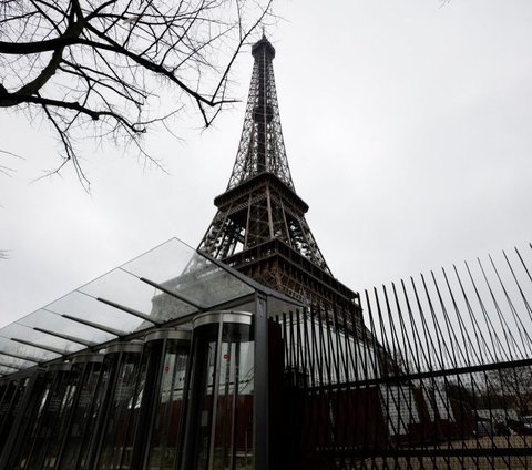 Menara Eiffel di Ibu Kota Paris, Prancis, ditutup sejak Senin (19/2/2024). Penutupan salah satu tempat wisata terkemuka di dunia ini dilakukan ketika para pekerjanya melakukan aksi mogok kerja. GEOFFROY VAN DER HASSELT/AFP