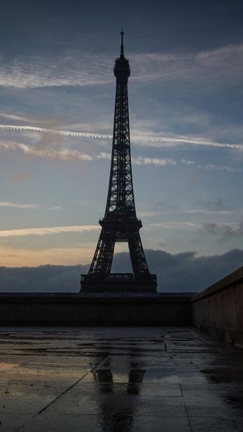 Aksi mogok kerja para staf Menara Eiffel ini dilakukan sebagai protes atas pengelolaan keuangan monumen tersebut. KIRAN RIDLEY/AFP