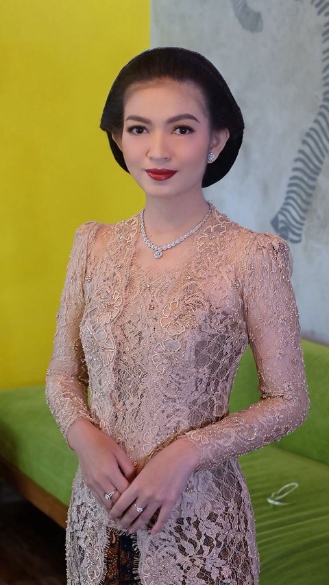 Portrait of Selvi Ananda with Classic Makeup While Attending Solo City Anniversary Receives Praise.