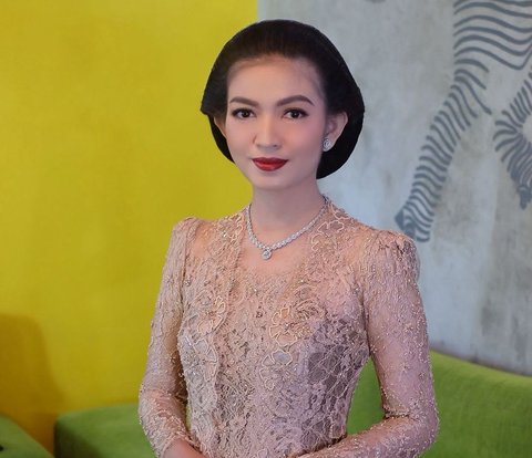 Portrait of Selvi Ananda with Classic Makeup When Attending the Anniversary of Solo City Receives Praise