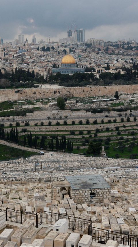 Al Aqsa, salah satu situs paling suci di dunia bagi umat Islam, terletak di puncak bukit di Kota Tua Yerusalem di sebuah kompleks yang juga dihormati oleh orang Yahudi. 