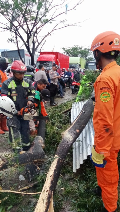 Kabupaten Bandung dan Sumedang Diterjang Puting Beliung, Sejumlah Bangunan Rusak dan Warga Terluka<br>