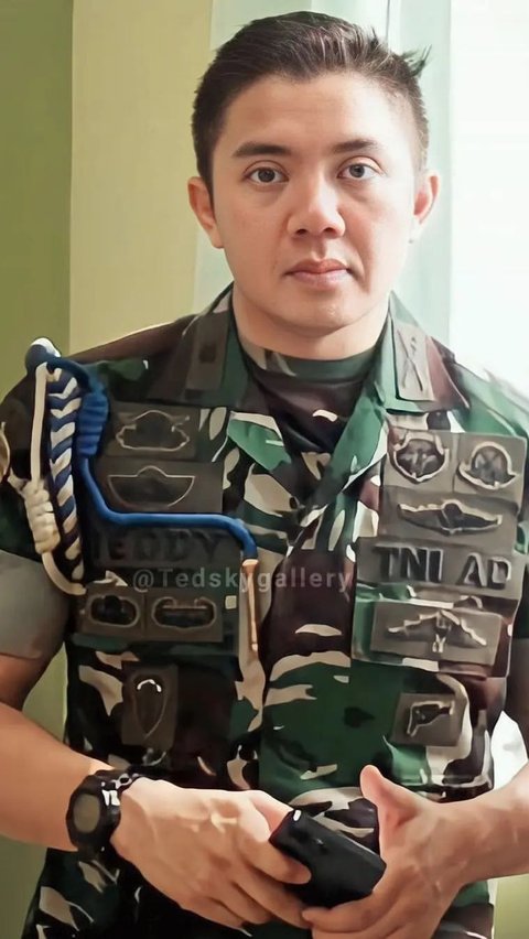 Mayor Teddy merupakan ajudan Prabowo sebagai Menteri Pertahanan.