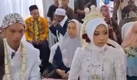 Video diawali dengan momen sesaat jelang ikrar ijab qabul. Di hadapan penghulu dan para tamu, kedua mempelai telah hadir.