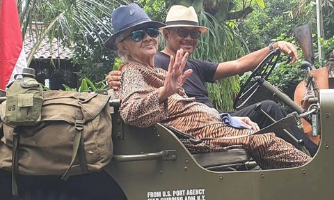 Potret Jenderal Senior Peraih Adhi Makayasa Ajak Sang Ibu Jalan-Jalan Pakai Jeep, Bahagia Ibunya Pulih Usai 2 Bulan Sakit