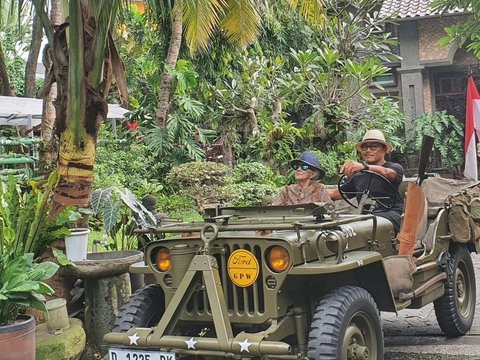 Potret Jenderal Senior Peraih Adhi Makayasa Ajak Sang Ibu Jalan-Jalan Pakai Jeep, Bahagia Ibunya Pulih Usai 2 Bulan Sakit