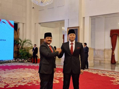 Gaya Santai Mas Menteri AHY Usai Dilantik, Masih Pakai Jas & Dasi Lesehan Duduk di Istana