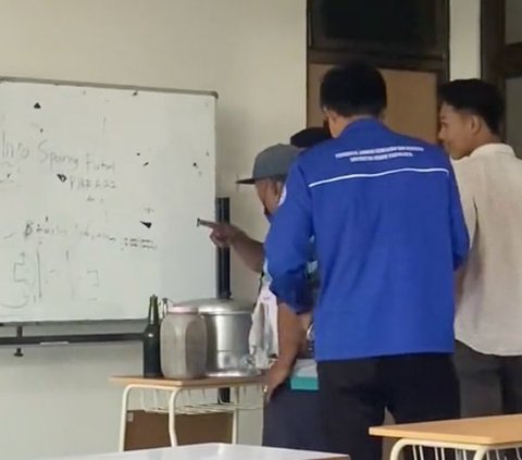 Viral Dosen Traktir Mahasiswa Siomay, Pedagang Dibawa Masuk Kelas