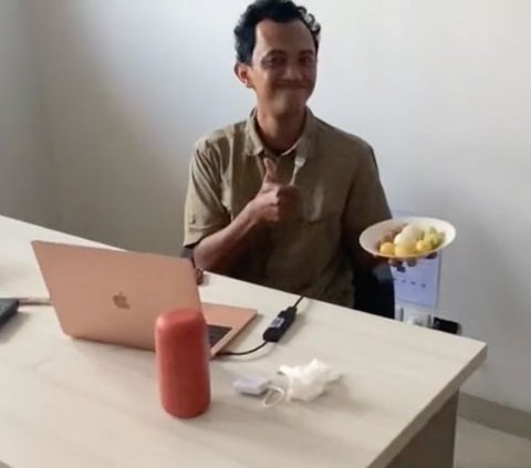 Viral Dosen Traktir Mahasiswa Siomay, Pedagang Dibawa Masuk Kelas