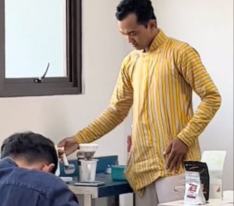 Viral Dosen Traktir Mahasiswa Siomay, Pedagang Dibawa Masuk Kelas