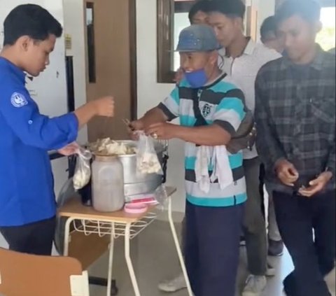 Viral Dosen Traktir Mahasiswa Siomay, Pedagang Dibawa Masuk Kelas