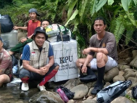 Perjuangan Polisi & TNI Susuri Hutan dengan Jalan Terjal 11 Jam Demi Kawal Kotak Suara