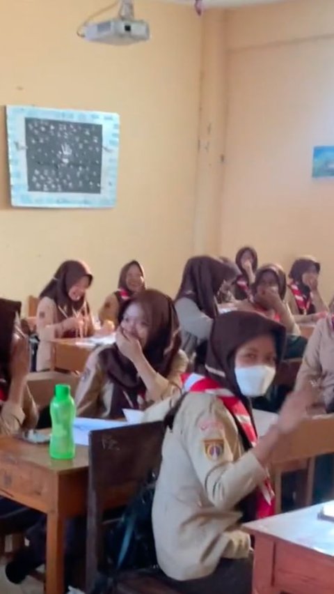 Gurunya Bisa Jalan Lagi Tanpa Tongkat, Reaksi Haru Para Siswa Ini Viral Curi Perhatian<br>