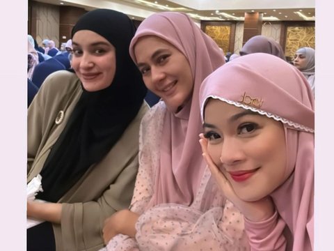 8 Potret Titi Kamal Tampil Berhijab saat Hadiri Acara Bersama Rekan Seleb, Netizen 'MasyaAllah Adem Lihatnya'