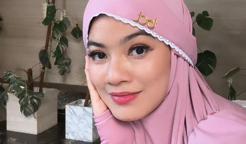 Penampilan Titi Kamal langsung mencuri perhatian netizen dan rekan seleb. Mereka menuliskan berbagai komentar.<br>