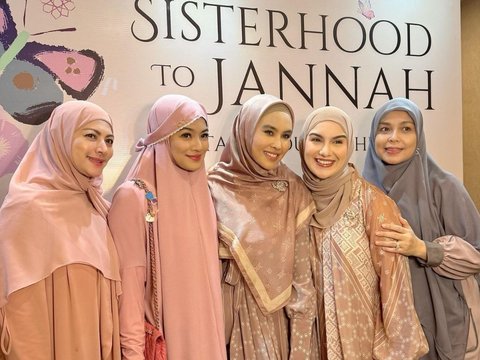 8 Potret Titi Kamal Tampil Berhijab saat Hadiri Acara Bersama Rekan Seleb, Netizen 'MasyaAllah Adem Lihatnya'