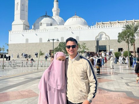 8 Potret Titi Kamal Tampil Berhijab saat Hadiri Acara Bersama Rekan Seleb, Netizen 'MasyaAllah Adem Lihatnya'