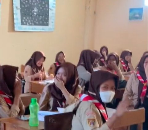 Gurunya Bisa Jalan Lagi Tanpa Tongkat, Reaksi Haru Para Siswa Ini Viral Curi Perhatian