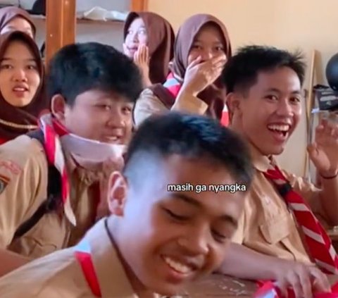 Gurunya Bisa Jalan Lagi Tanpa Tongkat, Reaksi Haru Para Siswa Ini Viral Curi Perhatian