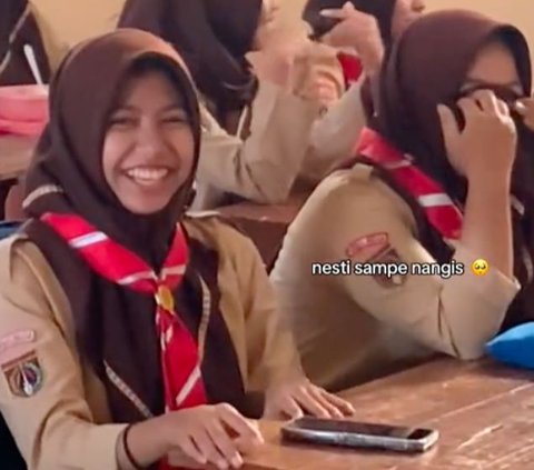 Gurunya Bisa Jalan Lagi Tanpa Tongkat, Reaksi Haru Para Siswa Ini Viral Curi Perhatian