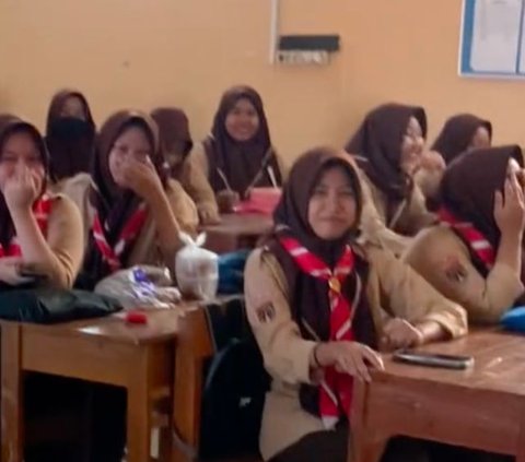 Gurunya Bisa Jalan Lagi Tanpa Tongkat, Reaksi Haru Para Siswa Ini Viral Curi Perhatian