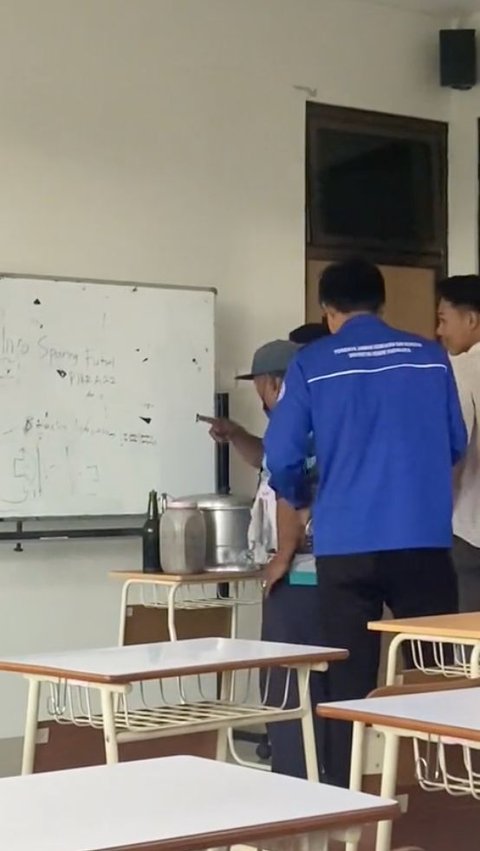 <b>Viral Dosen Traktir Mahasiswa Siomay, Pedagang Dibawa Masuk Kelas </b>