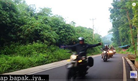 Kunto Arief bersama rombogan nampak menikmati perjalanannya ke Sumedang, Jawa Barat. 