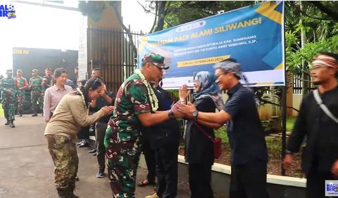 Sesampainya di SMAN Situroja Sumedang, Kunto Arief dan istri disambut dengan hangat. <br>