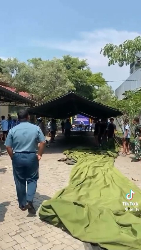 Namun karena situasi semakin menegangkan, ia berjalan mendekati satu persatu orang yang tengah berkelahi.