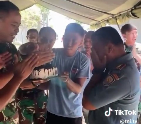 Momen ini tampaknya sukses dan membuat komandannya tampak kaget. Ia bahkan sempat kesal karena sudah di prank oleh anggotanya. Meski begitu, ia juga tampak tersenyum bahagia dan lega karena anggotanya tak benar-benar berkelahi.