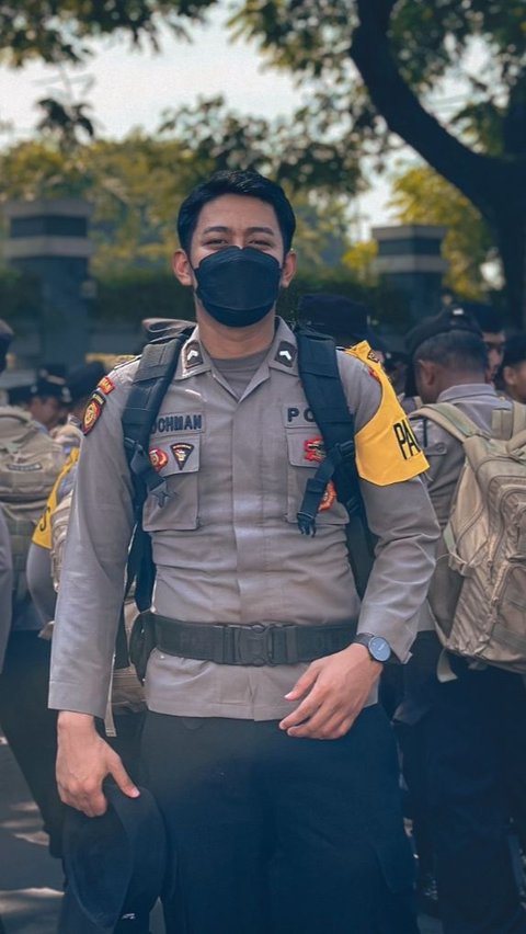 <b>Polisi Ini Dinyinyirin Tampan Hanya saat Pakai Masker, Begini Potretnya Usai Dibuka, Bikin Gagal Fokus</b><br>