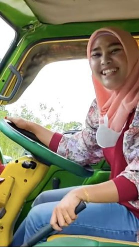 Cantik dan Berhijab Sopir Truk Pengangkut Tanah, Netizen Sampai Kesengsem 'Rasanya Pingin Disopiri'<br>