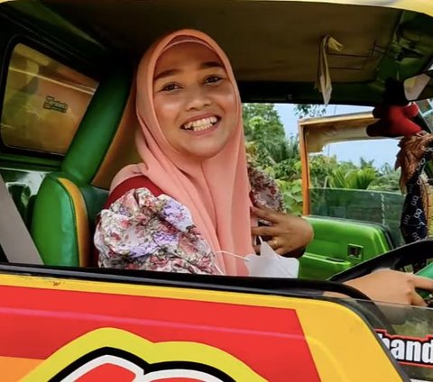 Cantik dan Berhijab Sopir Truk Pengangkut Tanah, Netizen Sampai Kesengsem 'Rasanya Pingin Disopiri'