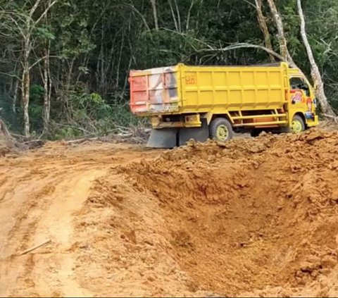 Cantik dan Berhijab Sopir Truk Pengangkut Tanah, Netizen Sampai Kesengsem 'Rasanya Pingin Disopiri'