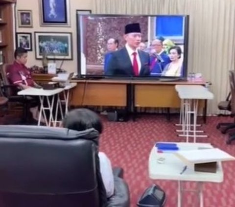Duduk Santai di Sofa, Presiden ke-6 RI Saksikan Anaknya Dilantik Presiden Jadi Menteri