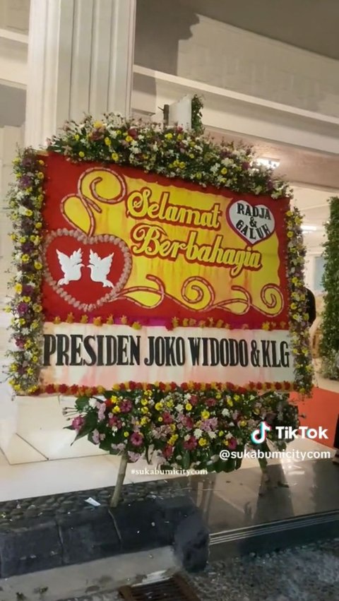 Tampak karangan bunga dari Presiden Jokowi dan keluarga. Tak sedikit juga yang penasaran siapa sosok pengantin sultan ini.