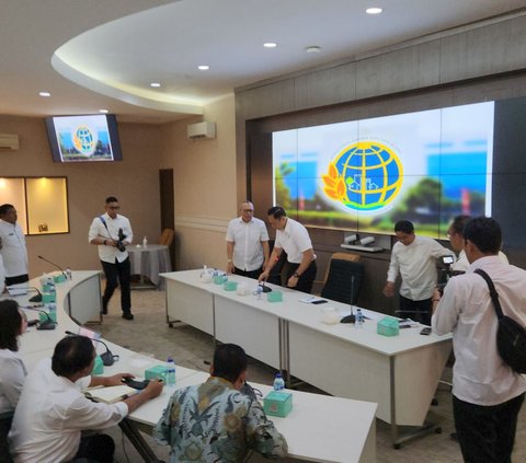 Pimpin Rapat Perdana di Kementerian ATR/BPN, AHY Minta Anak Buah Buat Target 100 Hari Kerja